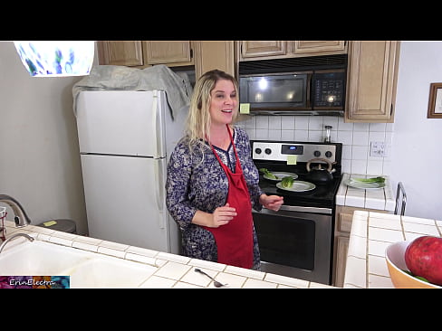 ❤️ Matrigna che lo munge in cucina prima del suo appuntamento ❤❌  Sessoal it.liporno.ru ❌❤